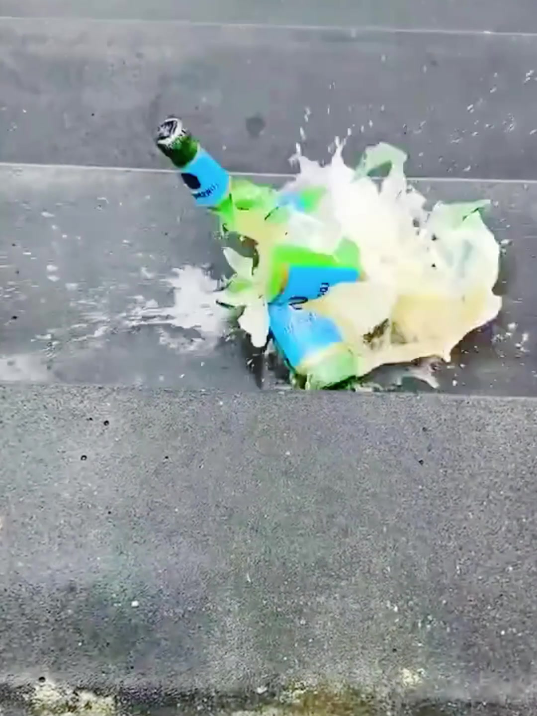 海港场边指挥情绪激动，切尔西队员怒摔水瓶