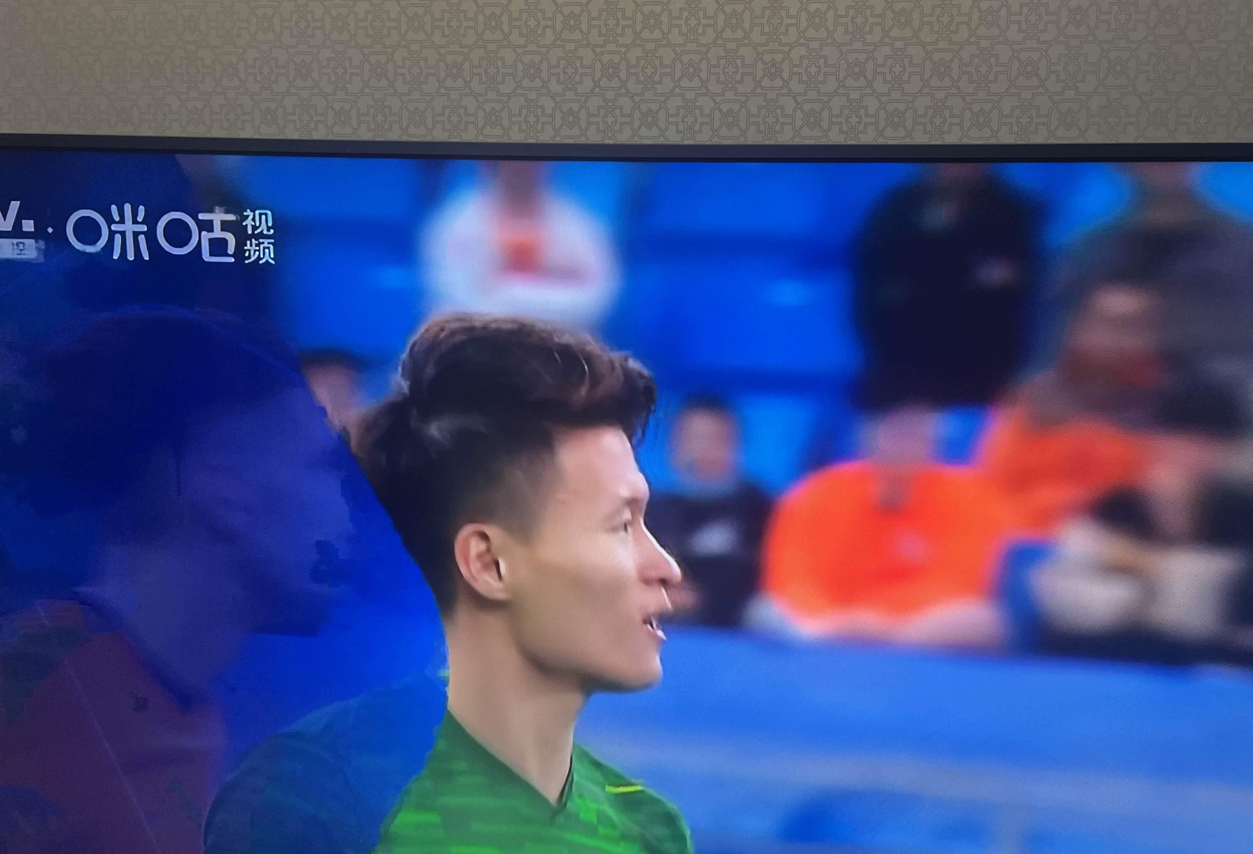包含梅西场边指挥情绪激动，国安队员怒摔水瓶！的词条
